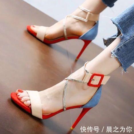 一字带 细高跟体现时尚优雅的气质,搭配纤纤玉足,富有魅力又时尚!