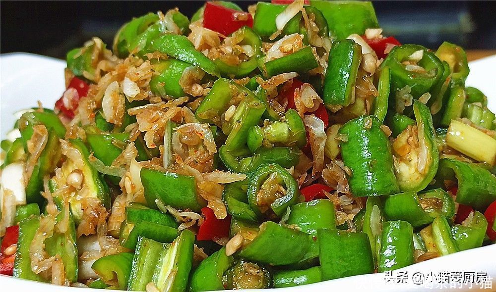 小猫|用辣椒和虾皮一起制作成凉拌菜，做法简单，成菜香辣好吃下饭过瘾