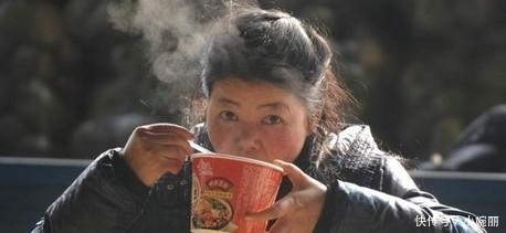 为啥|一模一样的方便面,为啥桶装的那么贵?看过后你一定还要买桶装面