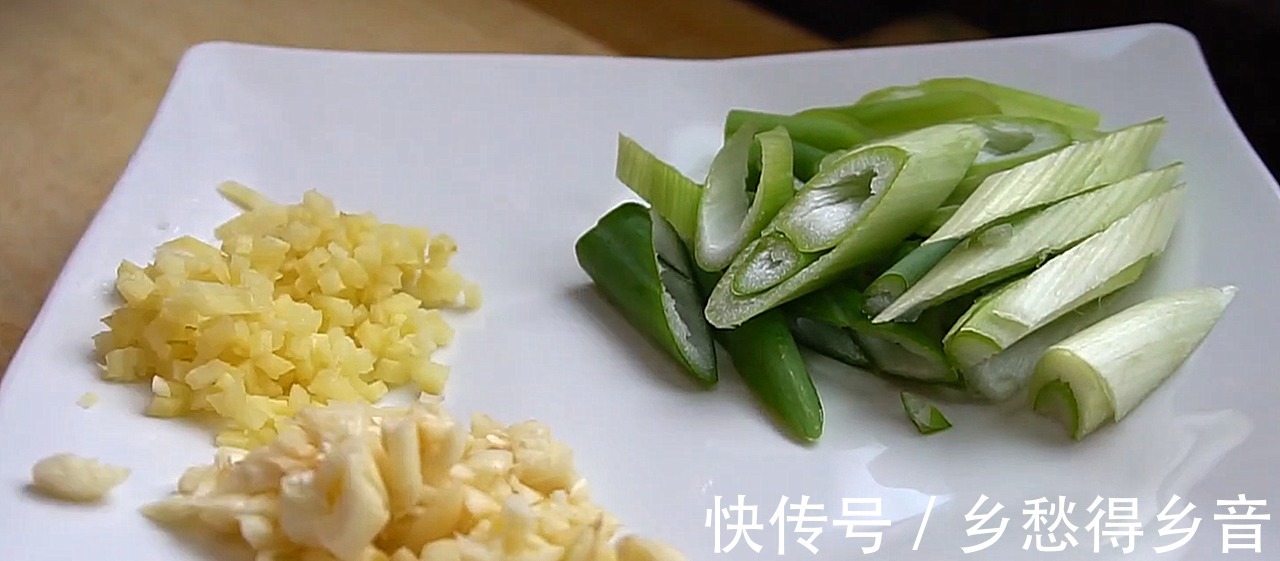 天凉了，用一块猪肉一把粉条炖着吃，暖身暖胃，上桌汤汁都不剩！