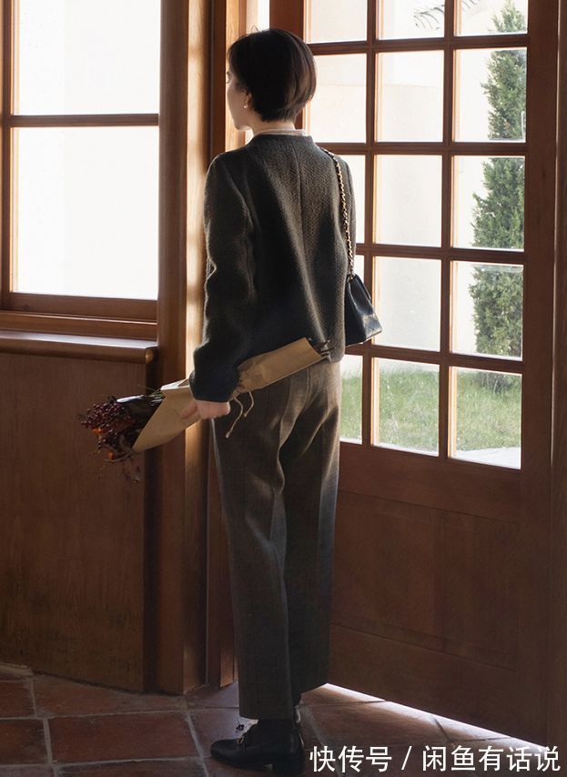 女人 女人到了中年,都该拥有一件“小香风外套”,搭裙子裤子都显气质