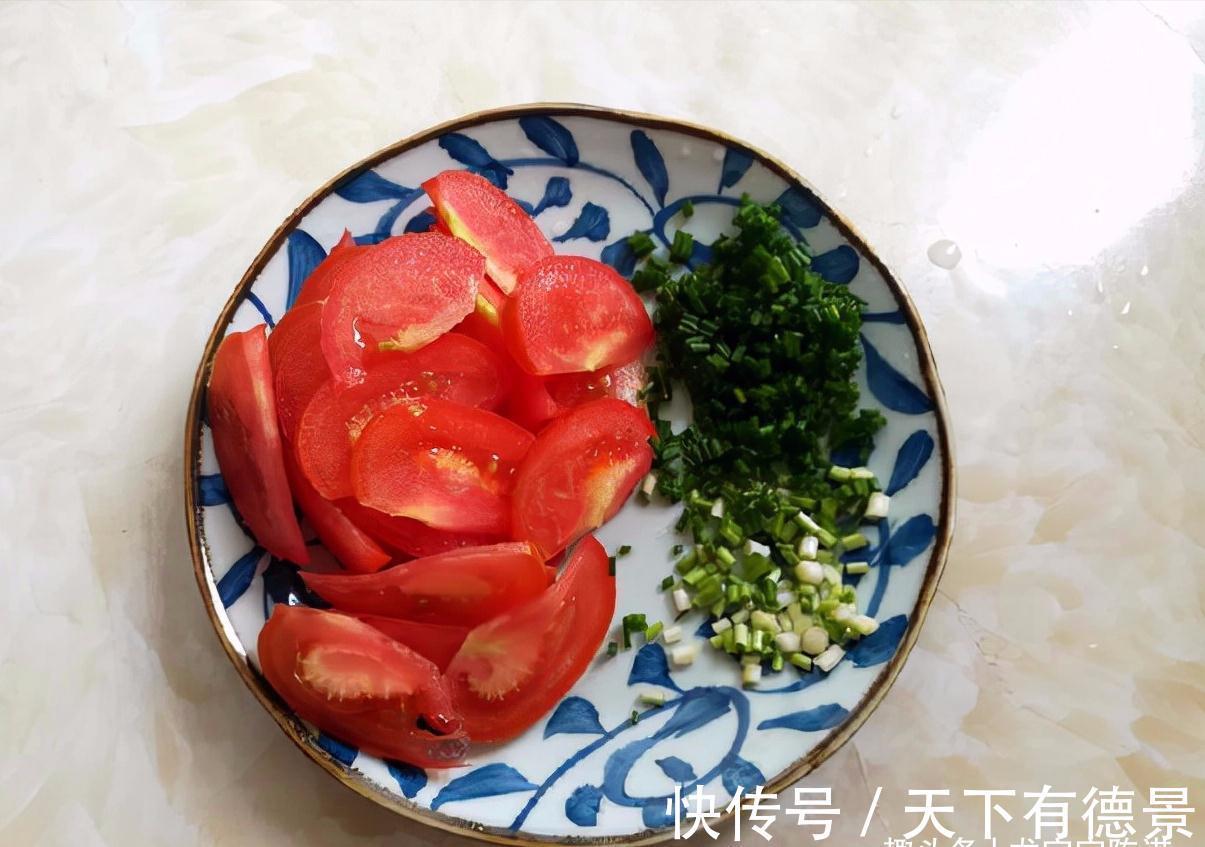 番茄汤|秋天要多喝汤补充水分，番茄煮汤加一点它，比鱼汤还鲜美