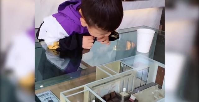 动画片|萌娃趴在售楼模型面前一动不动，宝妈走进一看无法淡定视力真好