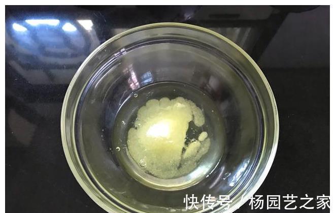 黄油|2个蛋清加1勺面粉,不用打发拌匀就能烤,一口一个嘎嘣脆,太香