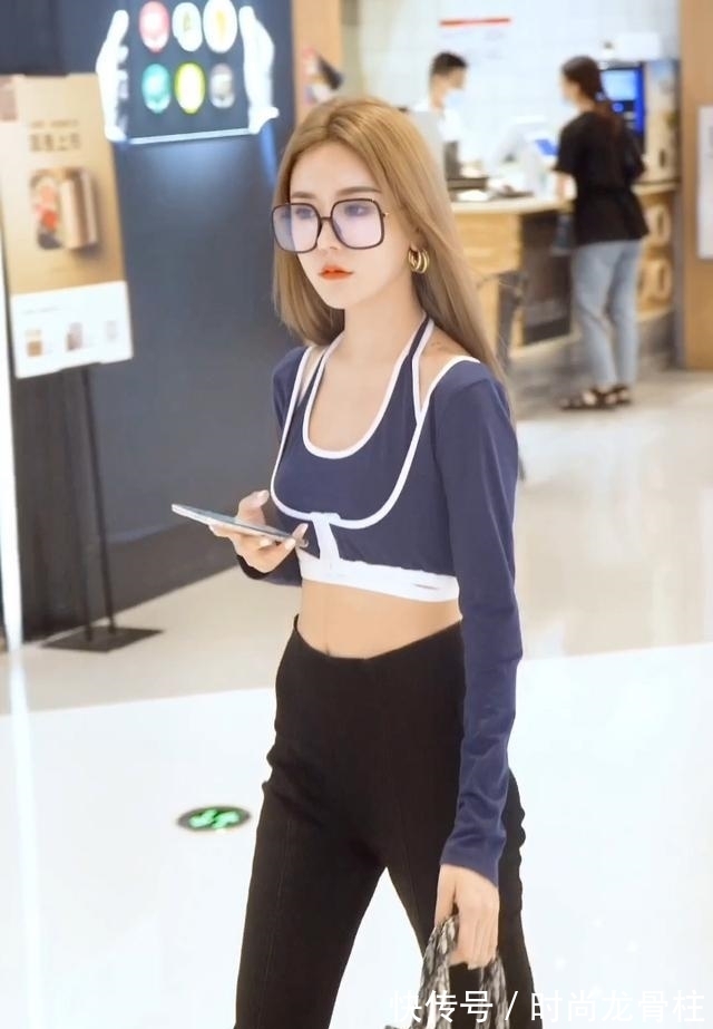 背心|短打上衣搭配黑色喇叭裤,青春靓丽,活泼可爱