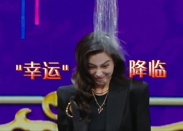 在《王牌》中被迫浇水卸妆，杨颖比王子文更妩媚机智，惹人喜爱！