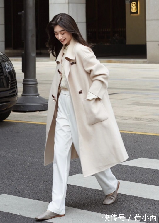 小白裤 “大衣+小白裤”=2022最火搭配,高级时髦有气质,关键是不烂大街