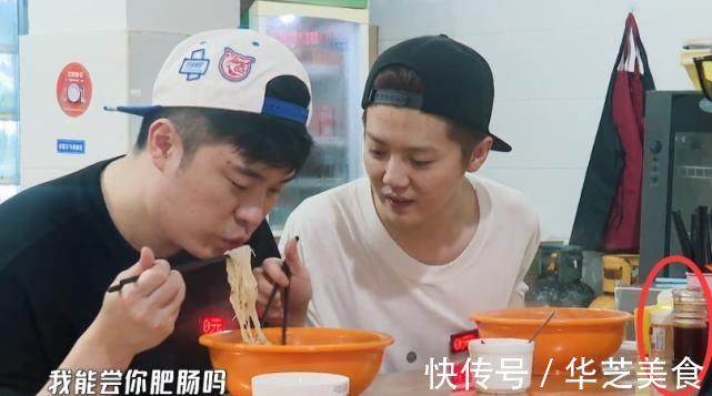 鹿晗没吃到海鲜，谁注意他往面里放了一瓶啥？暴露男神的真实口味