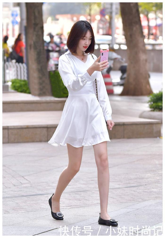 身材|街拍:一条清爽连衣短裙出行,尽享惬意自在的感觉,轻松展现青春美