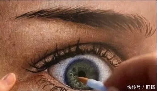 巨佬&巨浪中浮现黑影,走近看见一条巨物卧在海滩,小妹发疯似的跑起来