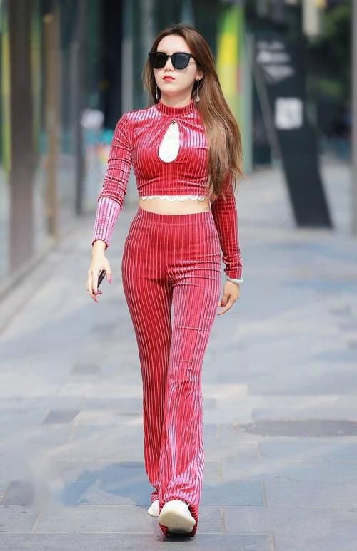 不想费心去搭配，就穿洋气的套装吧，简单实用又显气质