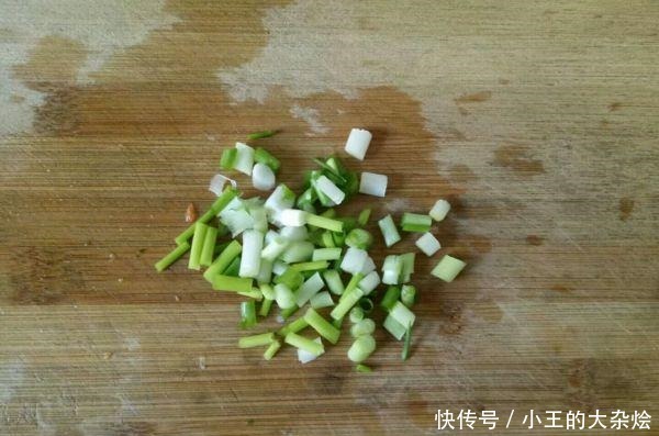 炒豆芽时加点“它”,豆芽更加清脆爽口,没有豆腥味!