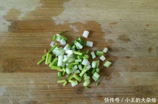 炒豆芽时加点“它”，豆芽更加清脆爽口，没有豆腥味！