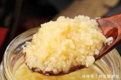 炸蒜蓉时,别直接放油锅炸,大厨教你4招,香浓味美不发黑!