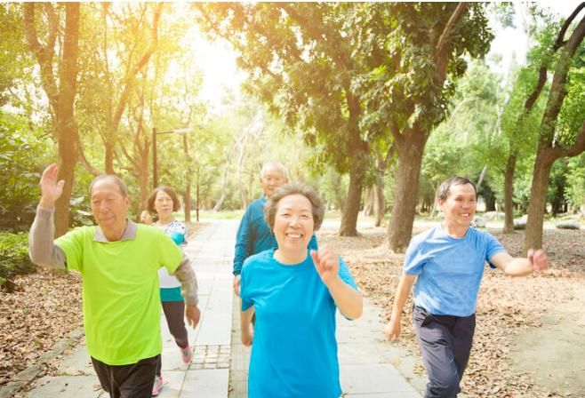 走路是降血糖不花钱的“药”！医生推荐3种走法，让血糖乖乖听话