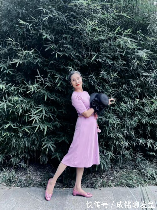 中老年人|被这位奶奶的装扮圈粉,70岁高龄穿半身裙配高跟鞋,美丽优雅时尚