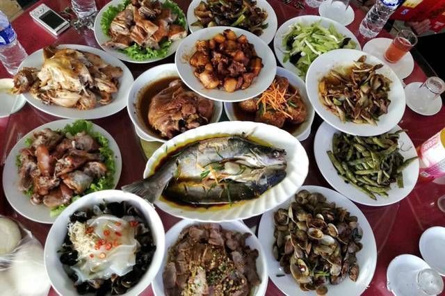 回老家村里小饭店聚餐,14道菜380元,乡下厨师水平让人惊讶