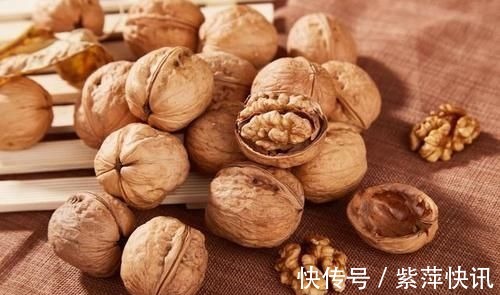 钙质|骨质疏松的“发物”是核桃？想要保护骨骼，医生建议避开1白、2黄