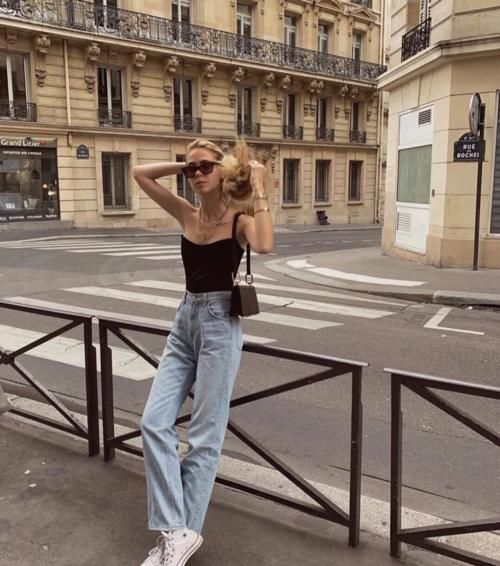 简单的色系更能营造高级感，不妨试试这几种极简配色，显贵有气质