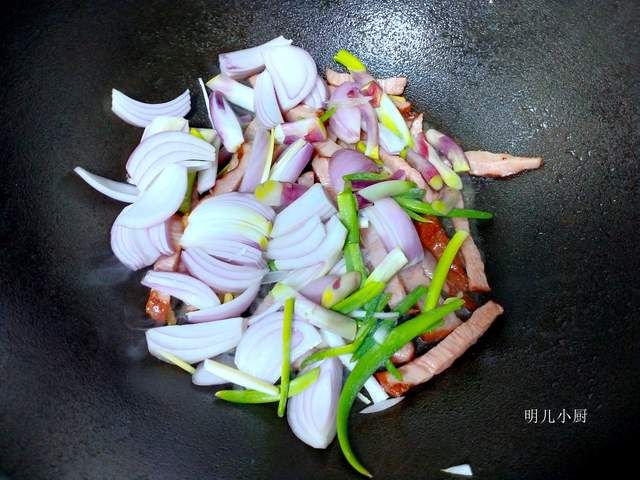 简单|一到冬天就馋这肉,加个洋葱简单炒,几分钟出锅,连盐都省了