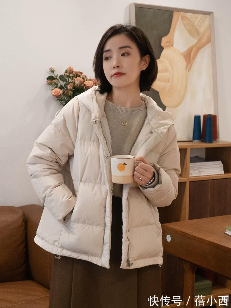 女生 “短羽绒服”才是小个子女生的冬日必备,配半身裙、裤子高级时髦