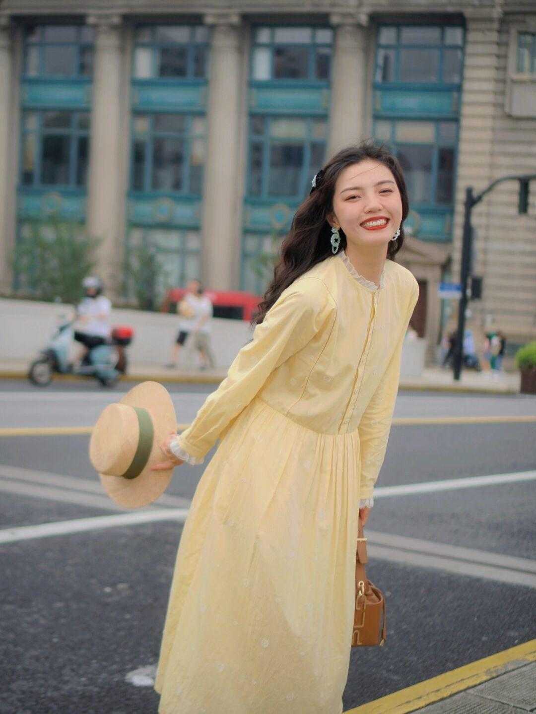 平底鞋|“腿胖”的女生可以尝试这样穿,衬衫搭配半身裙,修身又洋气