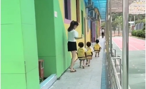 三胞胎|辣妈“六亲不认”式送三胞胎上学,像极了传说中的“赶鸭子上架”