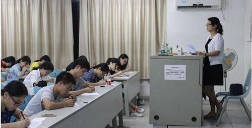 考场上|监考老师在考场中频繁的“喝水”动作，不单是口渴，背后另有深意