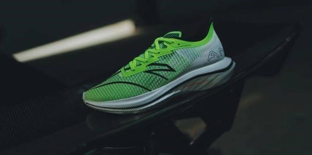 碳板跑鞋 新鞋谍照看个够!安踏又出新科技,匹克碳板跑鞋终于变帅了!