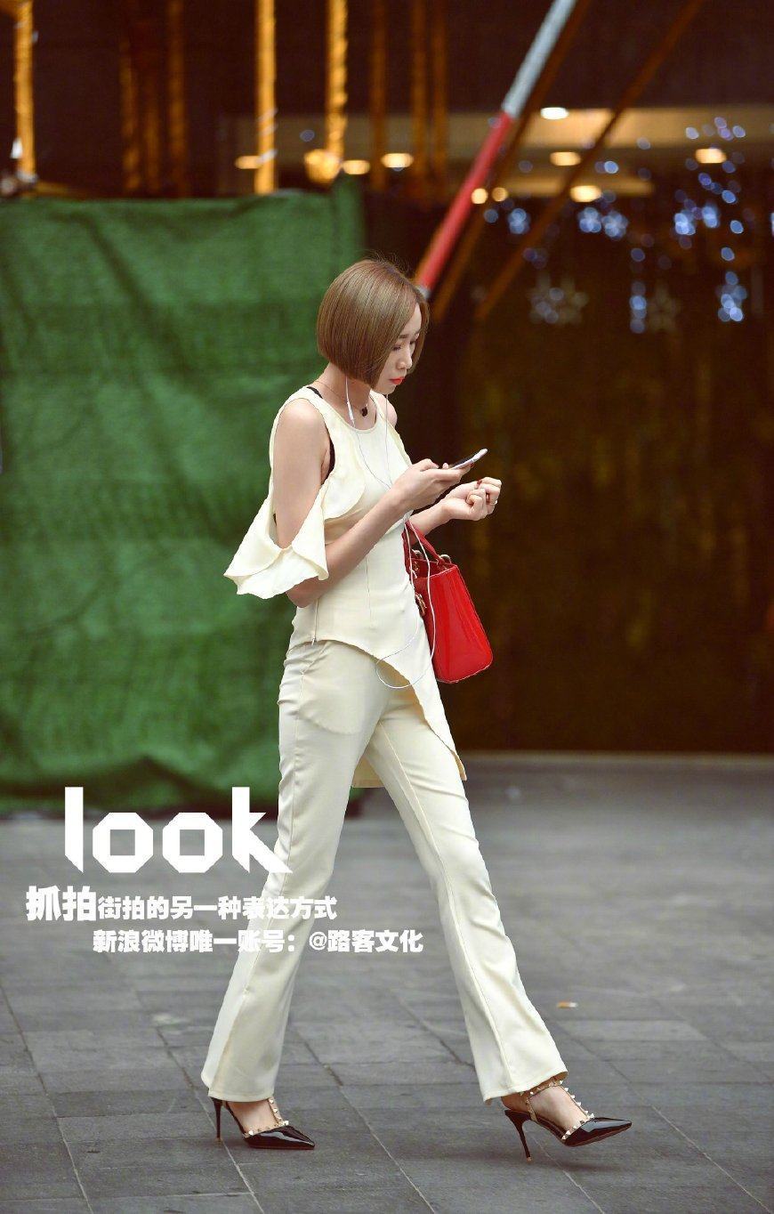 街拍匀称优美的短裙美女,整体清爽干净!