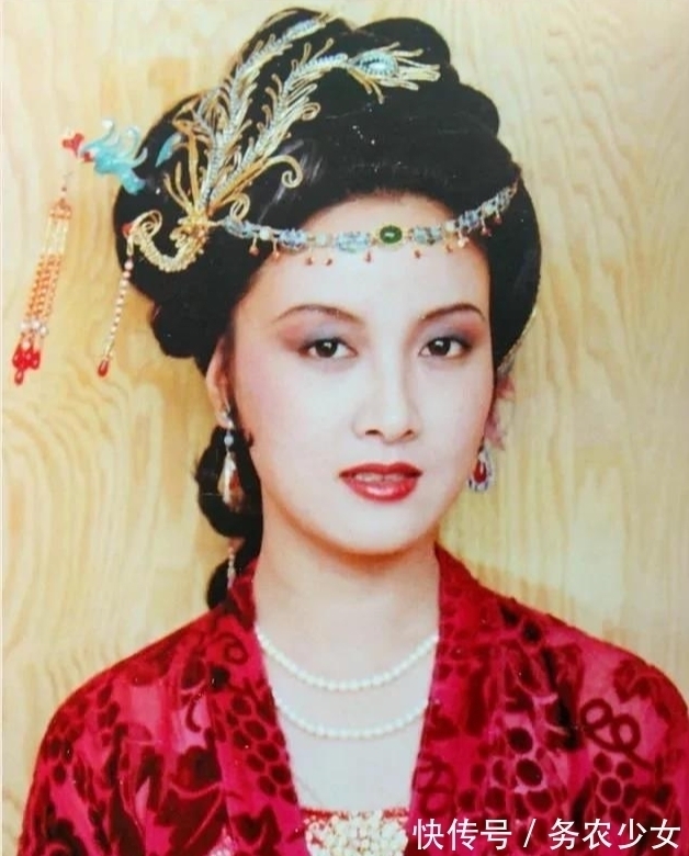 元春$薛寶釵叫鳳丫頭,本想一舉多得,沒想到尷尬了,看鳳姐和賈母反應