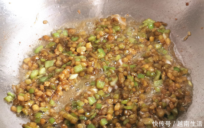 茄子的新吃法,在外面吃不到,做成馅料比肉香,出锅全家人抢着吃