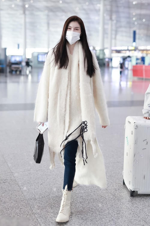 白色大衣真实用，可以优雅高贵，也可以帅气清爽，百搭又时髦