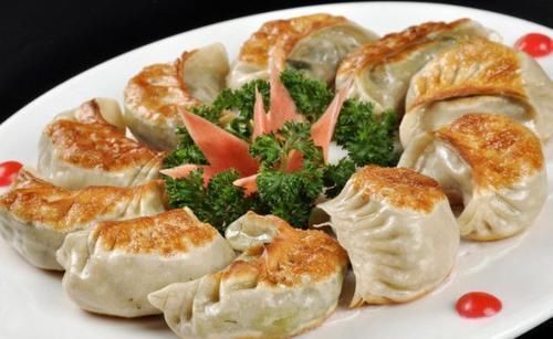 酥脆|煎饺子的时候，别只会傻傻放油，多加一个步骤，饺子酥脆可口