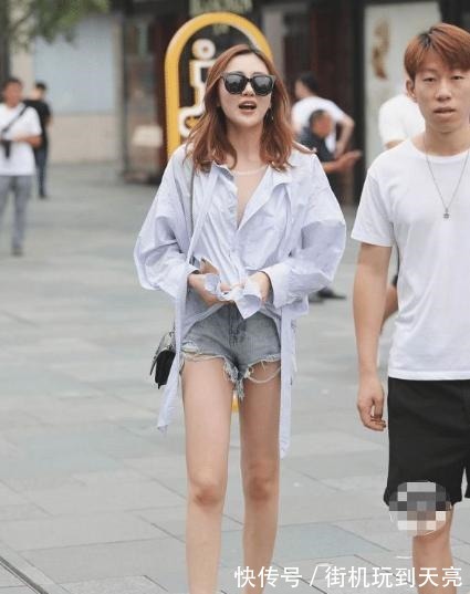 牛仔短裤 浅蓝色衬衣搭配牛仔短裤,青春洋溢,设计感十足!