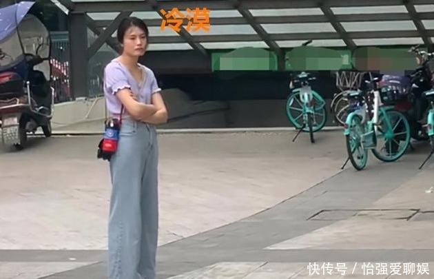 相隔|大街上3岁女儿倒地不起，妈妈相隔3米冷眼相望，网友：持久战