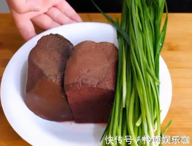 干辣椒|炒猪血，多放“2黄1红1绿”，炒出来的猪血鲜香嫩滑，关键无腥味