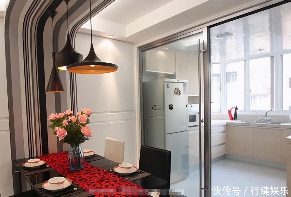 和平|厨房装推拉门和平开门过时了,如今流行这种门,师傅一看就夸好