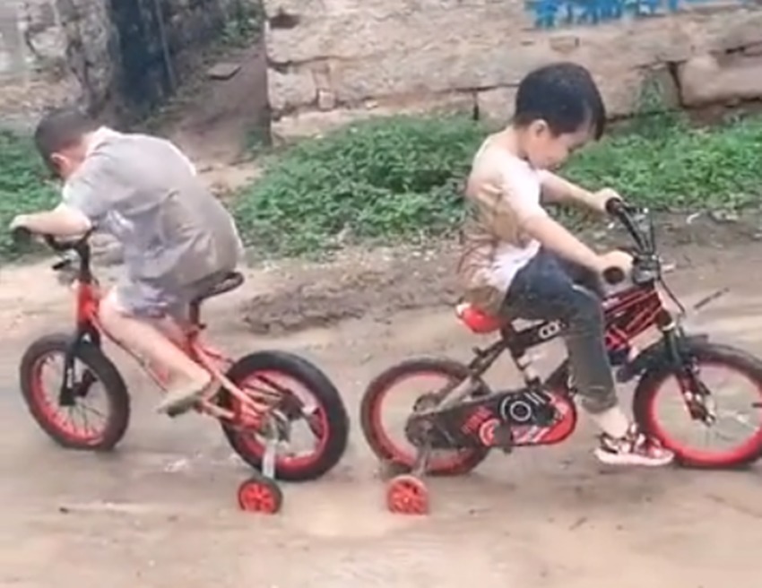自行车|俩熊孩子骑自行车,后轮陷入泥坑后令人万万没想到高手在民间