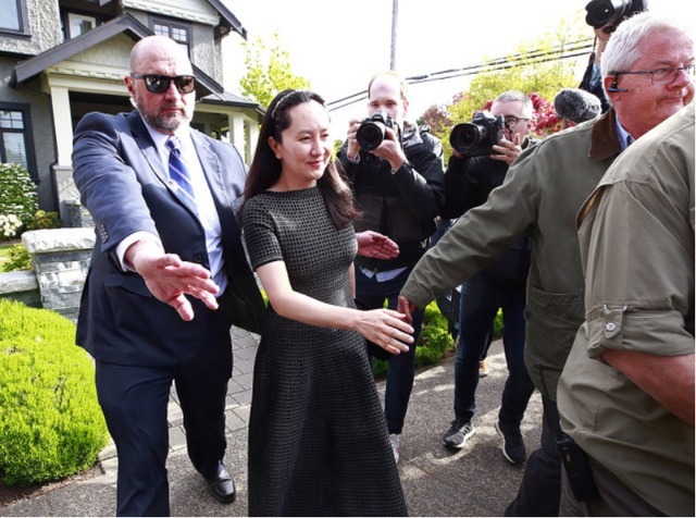 孟晚舟气质全开！穿黑色连衣裙高贵大气，网友：彰显出了女性魅力