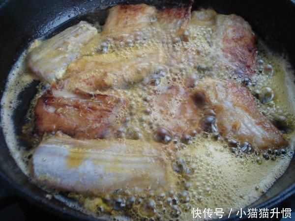 吃鱼经常卡喉咙,别只会喝醋了,学会这一招,让鱼刺自己出来!