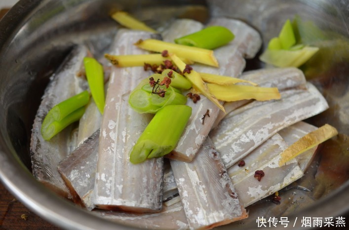 炸带鱼,裹粉还是挂糊?大厨教你做法,鲜嫩酥脆又入味,还没腥味