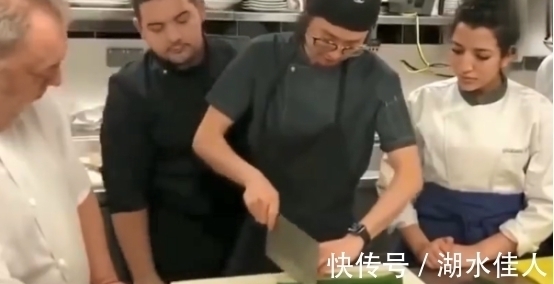 中国厨师到美国，只切了一根黄瓜，就让众人折服直言：要学中餐