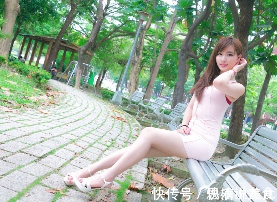 紧身背心 小姐姐身穿紧身背心连衣裙,散发着优雅的气质,看上去时尚又大方