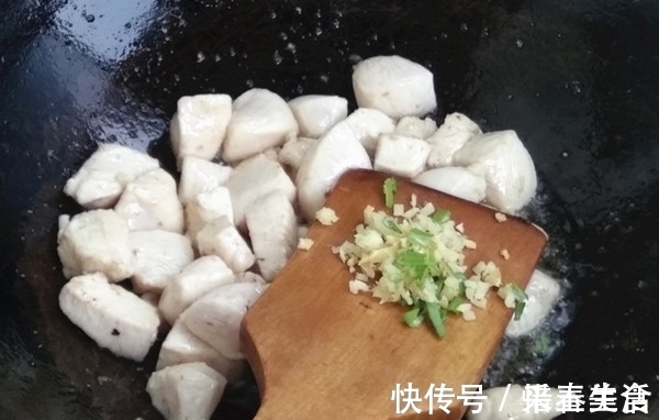 白发脱发|白发脱发的人别慌！学会这“菜”，隔三差五吃一些，护发乌发