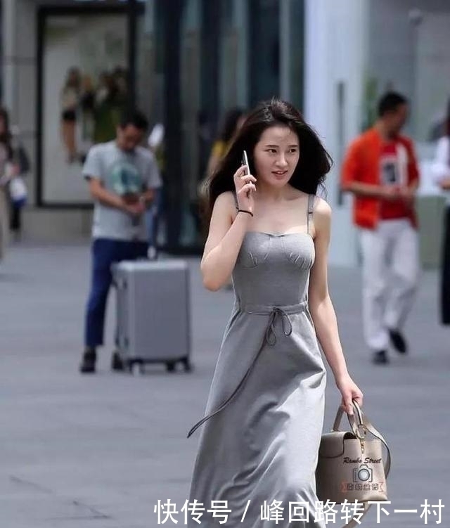 阔腿裤|微胖美女轻松驾驭灰色吊带短裙，白色的耳机线描绘出好气质