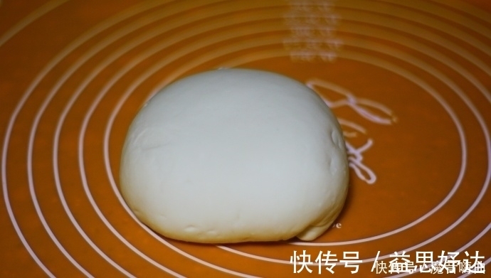 这款面食很简单，用开水烫一烫，烙一烙，又香又脆，隔天做一回