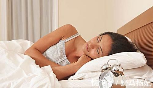 菠菜|得了高血压，晚上常失眠不用慌，试3个方法，吃3种食物，改善睡眠