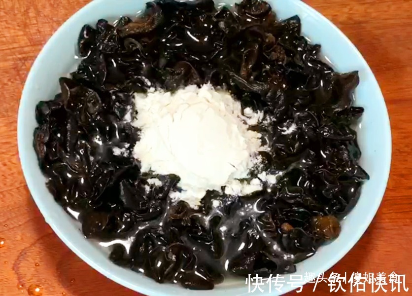 木耳万不可用清水洗,等于吃虫卵,教你1个妙招,脏东西全跑光