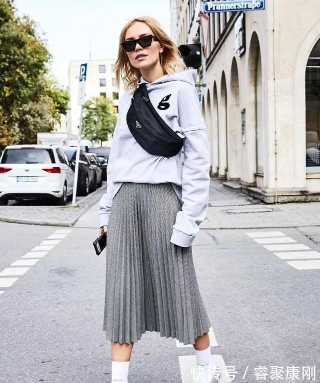 随性|卫衣+半裙=早秋最火混搭套路,时髦又有女人味